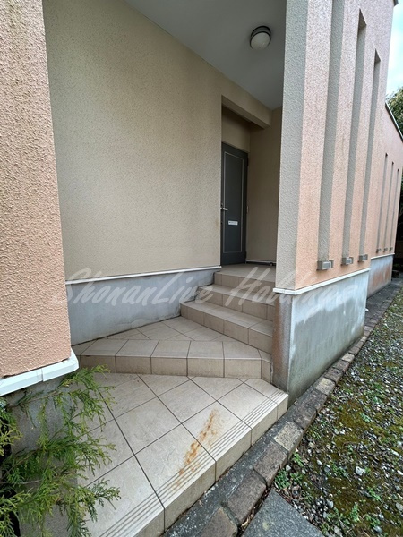 鎌倉市大町２丁目のアパートのエントランス