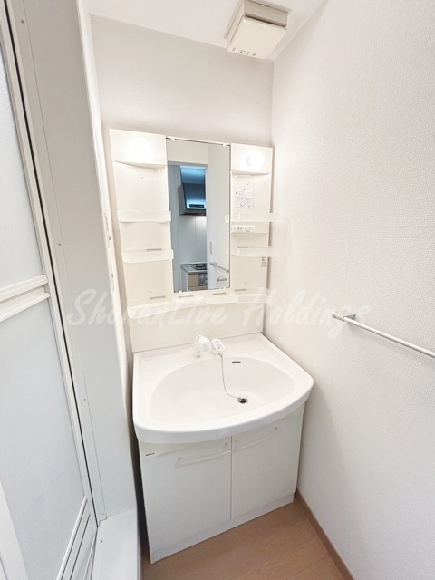 鎌倉市大町２丁目のアパートの洗面所|明るい洗面所です