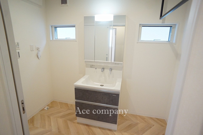 【ランドリースペース】 | 八尾市山本町北6丁目 | 【洗面台：タカラスタンダードELICIO☆】ゆとりある洗面室♪便利な部屋干しバー付きです♪