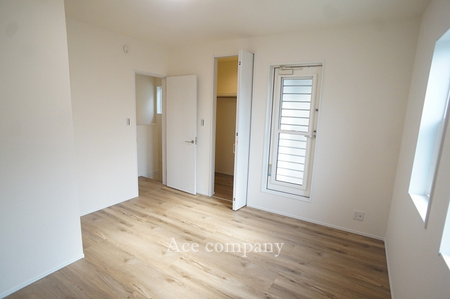 【寝室】 | 八尾市山本町北6丁目 | 【2階：南側洋室7.3帖】バルコニーに出入りできるお部屋です☆クローゼット完備♪