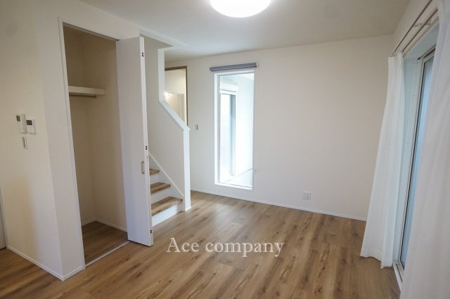 【居間・リビング】 | 八尾市山本町北6丁目 | 【LDK：11.3帖】リビングにクローゼットあります♪