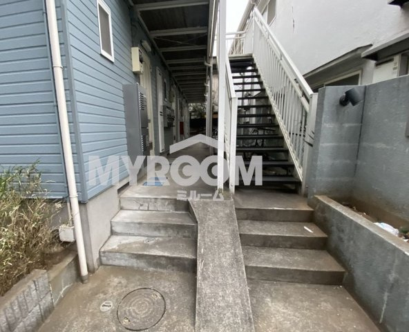 ジェイハウス大久保のエントランス