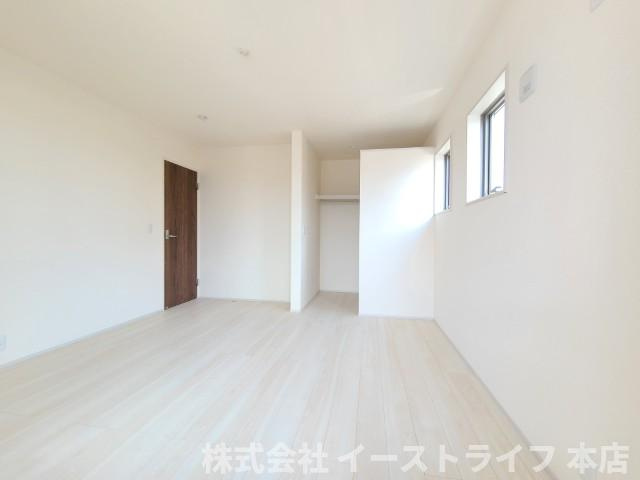 【新築戸建】　いわき市平上荒川第4　長期優良住宅の寝室|同社施工写真　窓から日が差し込む明るい洋室。シンプルな造りなので配置するインテリア次第でお好きなお部屋の雰囲気に変えられます。