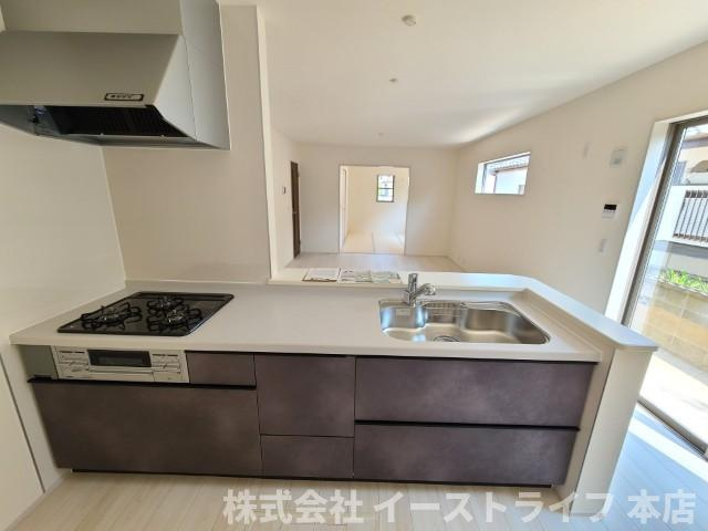 【新築戸建】　いわき市平上荒川第4　長期優良住宅のキッチン|同社施工写真　使い勝手の良いシステムキッチンで、対面式なのでご家族との団欒にもぴったりですね(^^)/また、収納力もあるのでスッキリが実現します◎