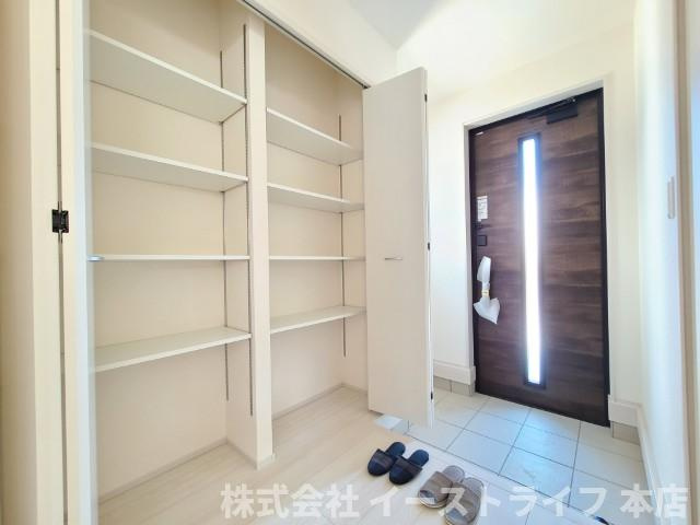 【新築戸建】　いわき市平上荒川第4　長期優良住宅の玄関|同社施工写真　玄関収納は天井いっぱいまであるので、靴の整理に困ることがありません。
