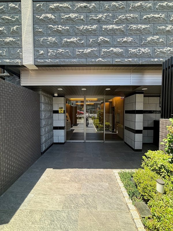プレサンスロジェドーム前の外観