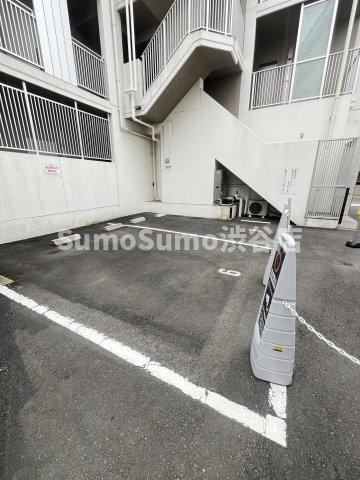 レジディア目黒Ⅳの駐車場