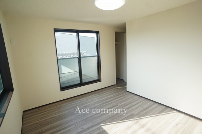 【寝室】 | 八尾市曙町2丁目 | 【3階：洋室7.8帖】バルコニーに面したお部屋です☆クローゼット2ヶ所に完備です♪