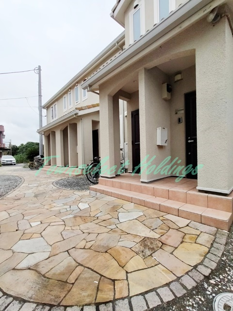 茅ヶ崎市中島のアパートのエントランス