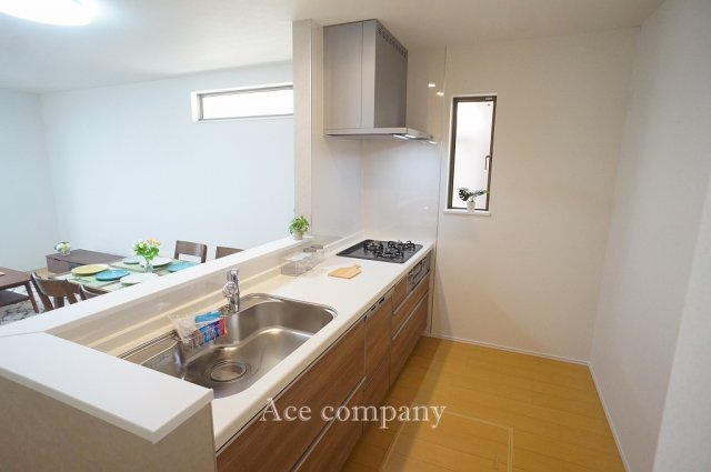 【キッチン】 | 八尾市長池町2丁目　【C号棟/全5棟】 | 食洗機・オールインワン浄水栓完備☆3口ガスコンロ☆キッチンスペースに床下収納付きです♪