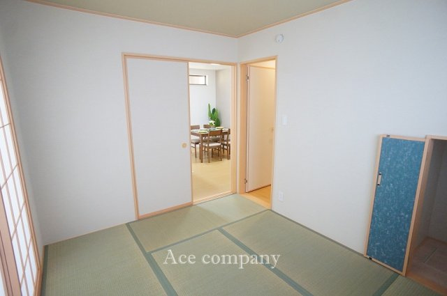 【内装】 | 八尾市長池町2丁目　【C号棟/全5棟】 | 【2階：和室5.25帖】便利な2WAYドア♪階段下収納あります♪