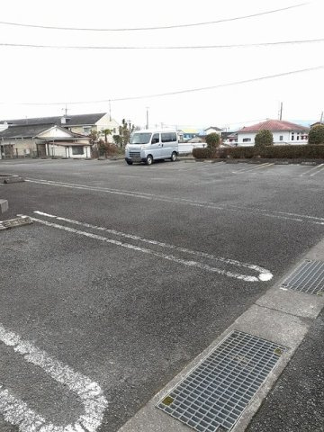 ベル・フィオーレ　Ａ棟の駐車場|駐車場があるので、車を買う予定の方も安心です