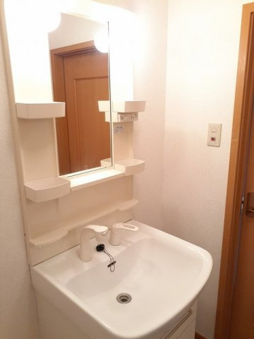 ベル・フィオーレ　Ａ棟の洗面所|広い洗面スペース