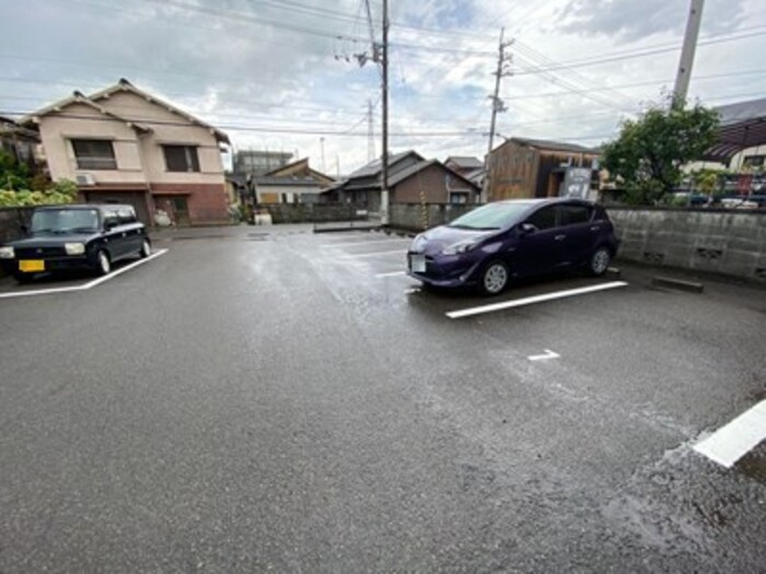 リッツハウス三番館の駐車場