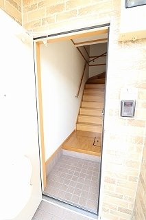 ヴィラ　ルミエ－ルＡの玄関|収納もある玄関です