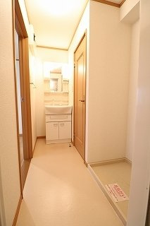 ヴィラ　ルミエ－ルＡの洗面所|スペースが確保できる洗面所です