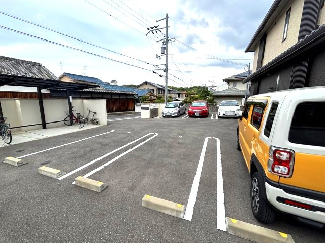 Newdorf(ﾆｭｰﾄﾞﾙﾌ)弐番館の駐車場