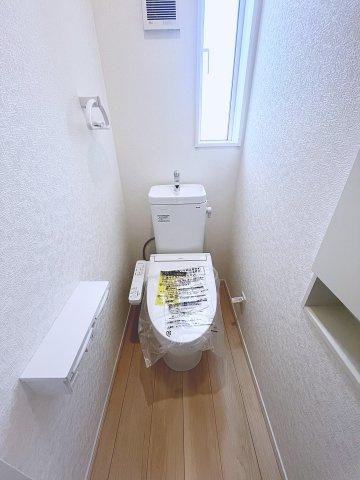 想定年間賃料126万　想定利回り6.33％　木造のトイレ