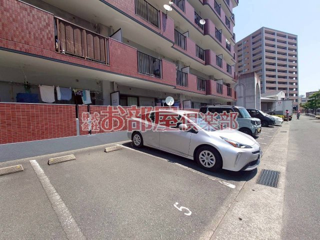 センチュリー中央の駐車場|車をお持ちの方に嬉しい駐車場付きの物件です
