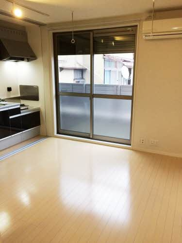 熊本市南区近見６丁目のアパートの居間・リビング