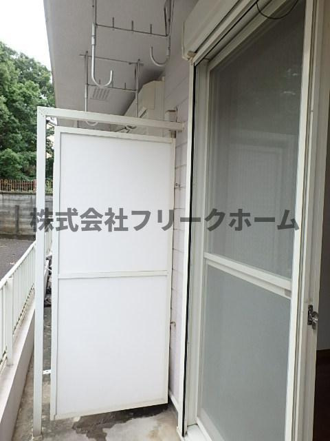 三鷹市井の頭２丁目のアパートのバルコニー