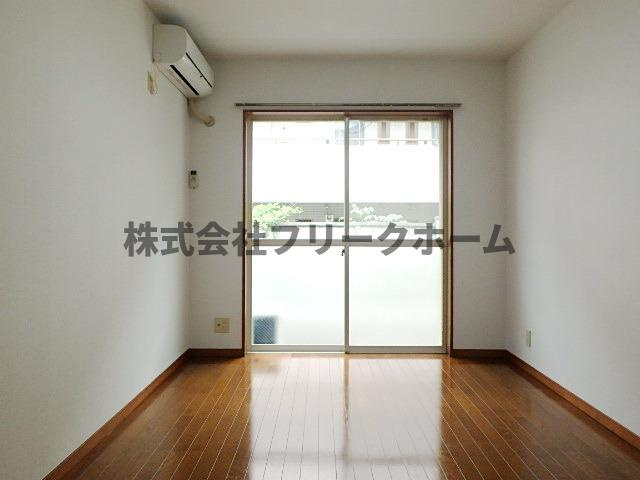 三鷹市井の頭２丁目のアパートの居間・リビング