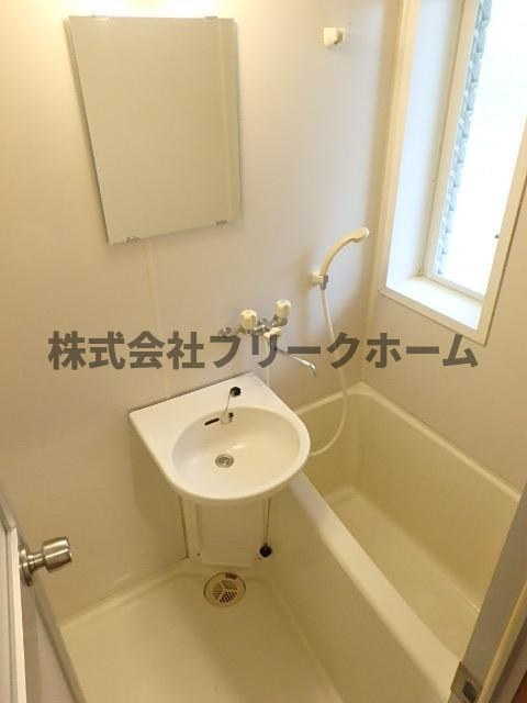 三鷹市井の頭２丁目のアパートの浴室