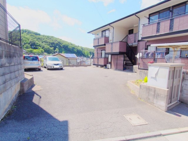 メゾンドラペの駐車場