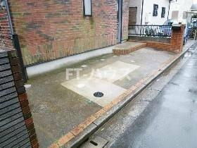 七林町戸建の駐車場