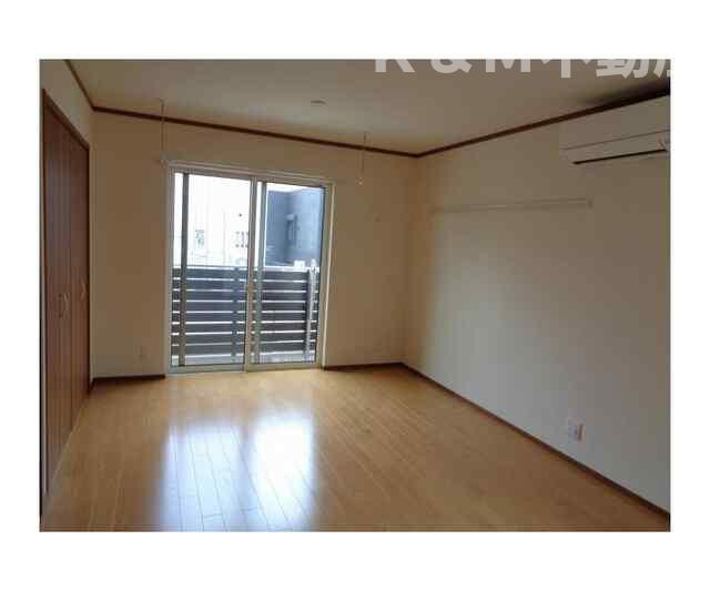 グランデ　マルバローザ　弐番館の居間・リビング|こちらの居間で趣味の時間をお楽しみください