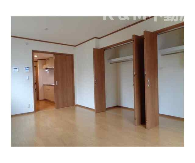 グランデ　マルバローザ　弐番館の居間・リビング|居間です