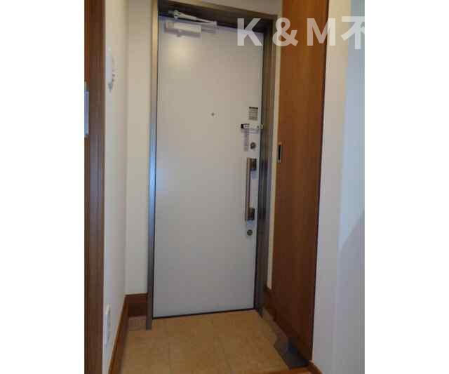 グランデ　マルバローザ　弐番館の玄関|収納もある玄関です