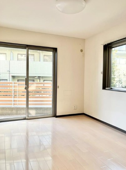 旭丘戸建の洋室