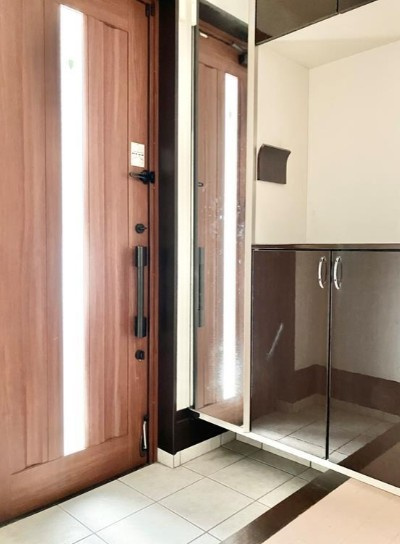 旭丘戸建の玄関