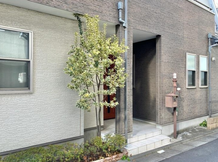 旭丘戸建のエントランス