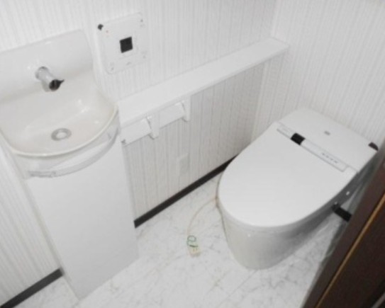 旭丘戸建のトイレ