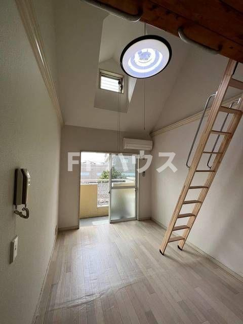 クレスト津田沼第０１の居間・リビング