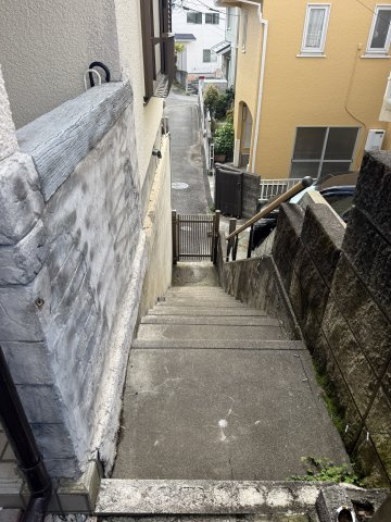 【その他】 | 大磯町国府本郷戸建 | 道路から玄関へのアプローチ部分です。