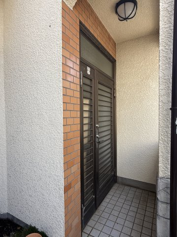 【玄関】 | 大磯町国府本郷戸建 | 庇のついた玄関ですので、雨の日でも安心です。