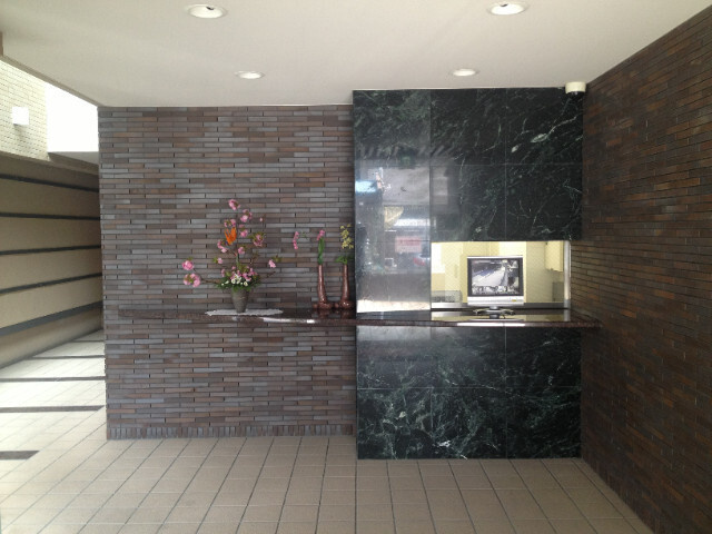 アネックス六兵衛三番館のエントランス