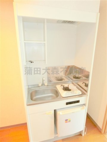 ナシェレⅡのキッチン|ミニ冷蔵庫付きのガスキッチン