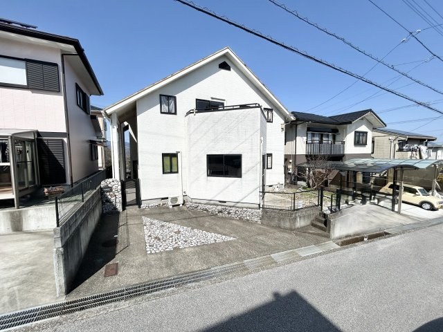 高知市潮見台3丁目　中古一戸建ての前面道路含む現地写真|前面道路6.3ｍで駐車も安心の立地