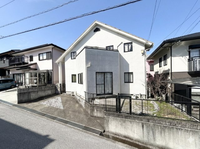 高知市潮見台3丁目　中古一戸建ての外観|立体感のあるおしゃれな外観が魅力の住まい