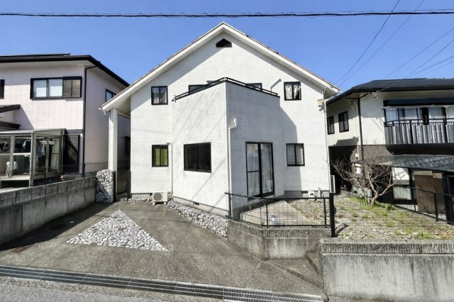 高知市潮見台3丁目　中古一戸建ての外観|陽だまりに包まれる、白亜の邸宅。南向きの明るいリビングで家族の笑顔が弾む家