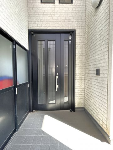 高知市潮見台3丁目　中古一戸建ての玄関|プライバシーを守る奥まった重厚感のある玄関アプローチ