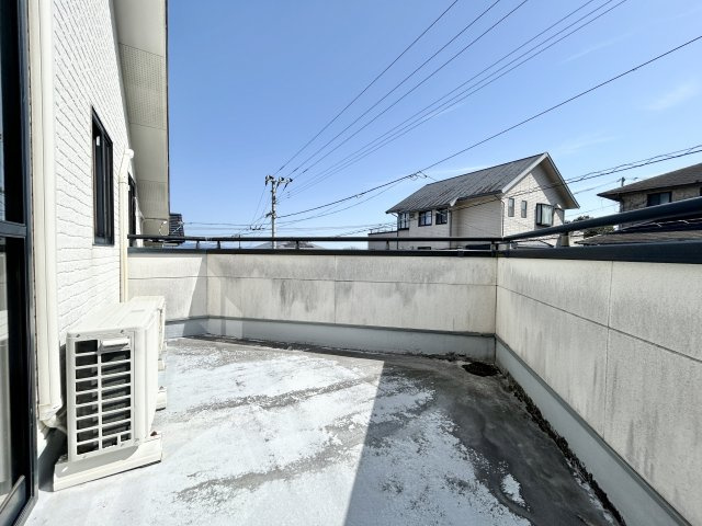 高知市潮見台3丁目　中古一戸建てのバルコニー|南向きで陽当たりが良く、洗濯物もよく乾く開放的なバルコニー