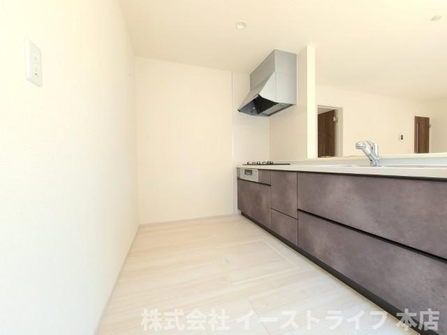 【新築戸建】　いわき市内郷御厩町4丁目第1　長期優良住宅のキッチン|同社施工写真　対面キッチンを選ぶ方の多くが、家族とのコミュニケーションを重視して選ばれます。特に小さなお子さんを持つご家庭では、調理中もお子さんの様子をみられるということは大きな安心に繋がります！