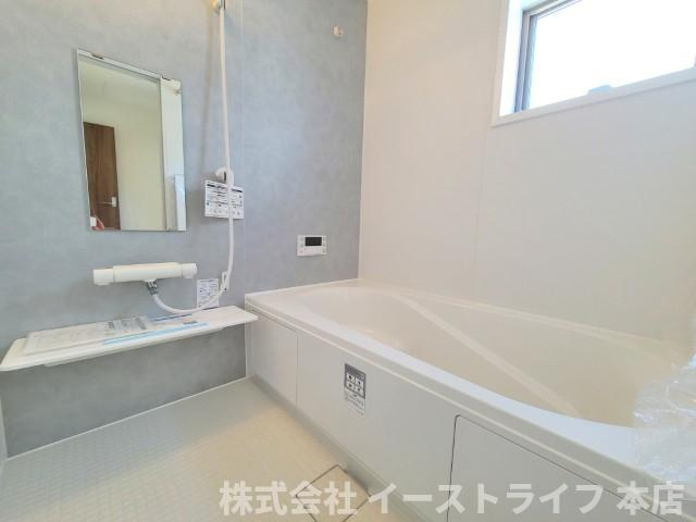 【新築戸建】　いわき市内郷御厩町4丁目第1　長期優良住宅の浴室|同社施工写真　１坪サイズのバスルーム。浴室換気乾燥機を標準装備。乾きやすい床やお手入れのしやすい排水口など、いつも清潔にご使用いただけます。