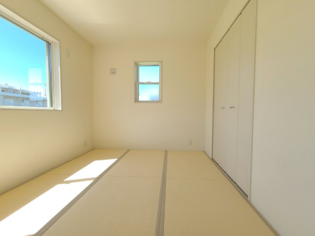 【新築戸建】　いわき市内郷御厩町4丁目第1　長期優良住宅の和室|同社施工写真　リビング隣の和室は来客用としてはもちろん、お子様の遊び場や食後の休息の場としても利用でき、大変便利！