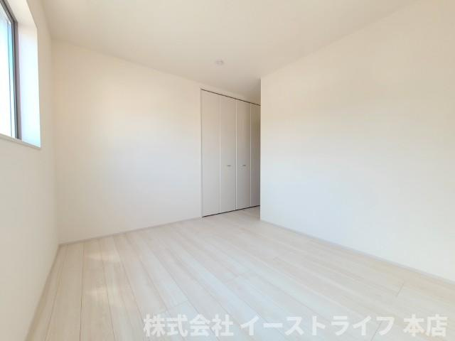 【新築戸建】　いわき市内郷御厩町4丁目第1　長期優良住宅の子供部屋|同社施工写真　フローリングのお部屋は耐久性があり傷がつきにくいので、一般的な使用ではメンテナンスはあまり必要ありません。また、汚れたらさっと拭き取るだけで、キレイな状態を保つことができます。